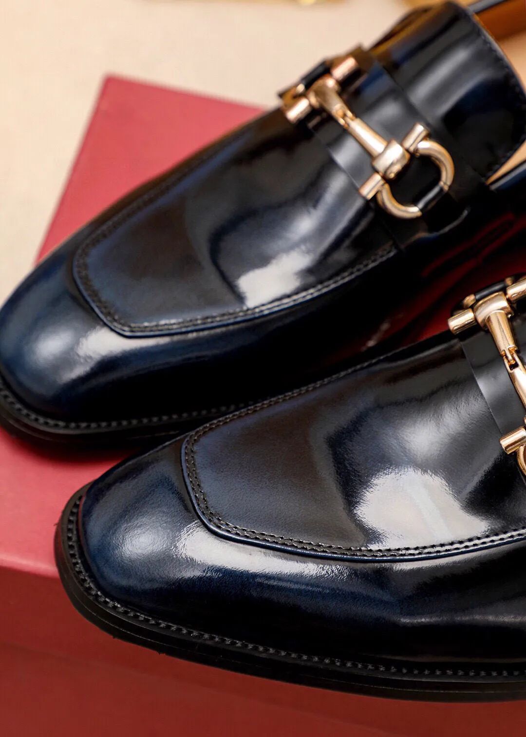 Men's shoes 💰480 💐 Product trademark: Ferragamo "Ferragamo" casual leather shoes Regular size: 38-44 (45.46.47🉑️Customized) Product materials: Selected imported first-layer open-edge beaded cowhide leather upper + luxury hardware buckle, imported water-dyed cowhide leather lining. Strong three-dimensional visual effect, original rubber outsole Color: 2⃣️colors available